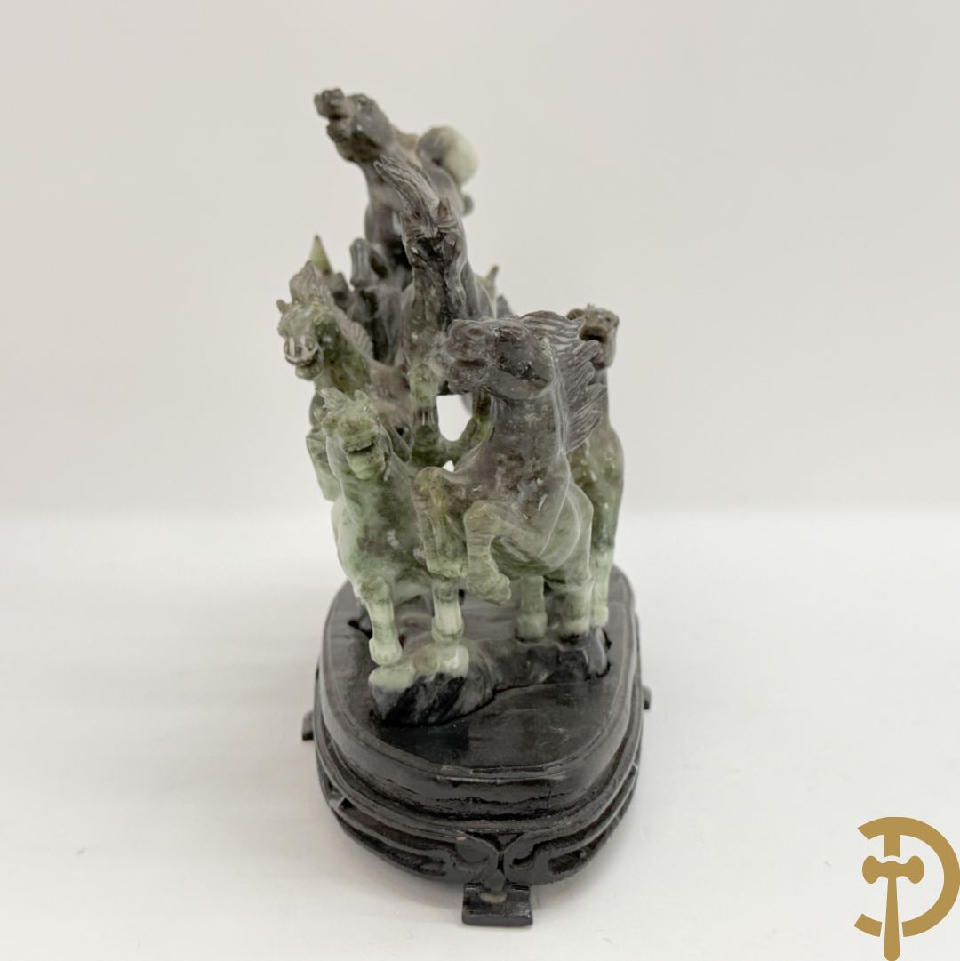 Gesculpteerd beeld met 8 galopperende paarden in jadeiet op houten sokkel