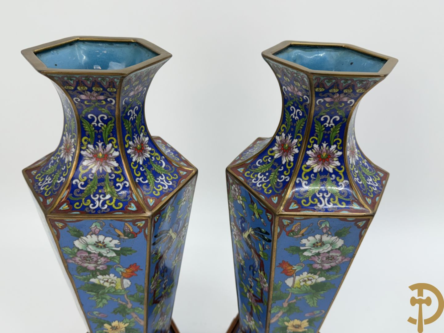 Paar zeshoekige cloisonévazen met bloemen en vogeldecor - op houten sokkels