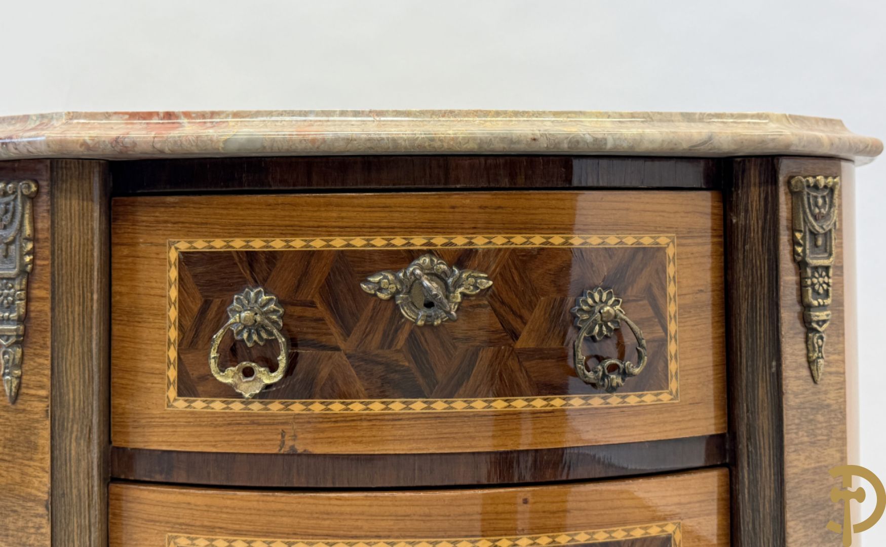 Notelaren geparketteerd tweeladenkastje met bronsbeslag, bovenaan bezet met marmeren blad