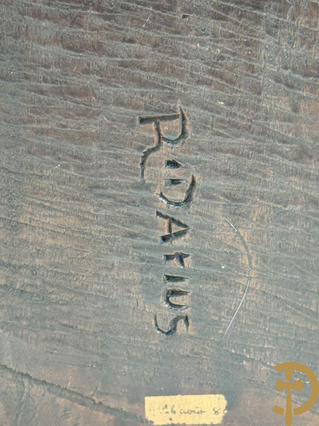 Basrelief met sculptuur van een embleem bezet met hond en harnas + houtsculptuur van heilige Jozef met kind + Madonna