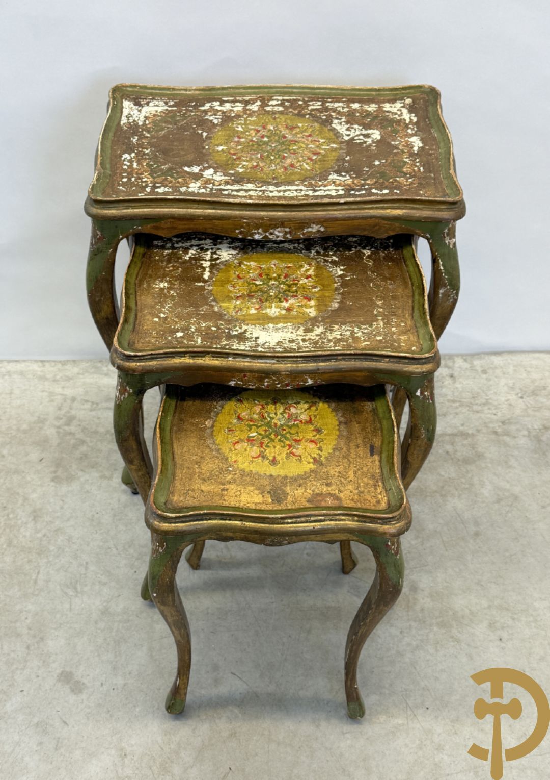 2 sets van drie vergulde Italiaanse inschuifbare bijzettafels