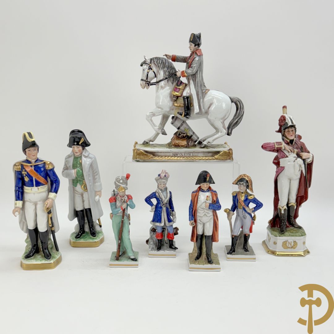 Porseleinen Napoleonistische figuren w.o. Napoleon te paard, 2 officieren, staande Napoleon en 4 kleine figuren