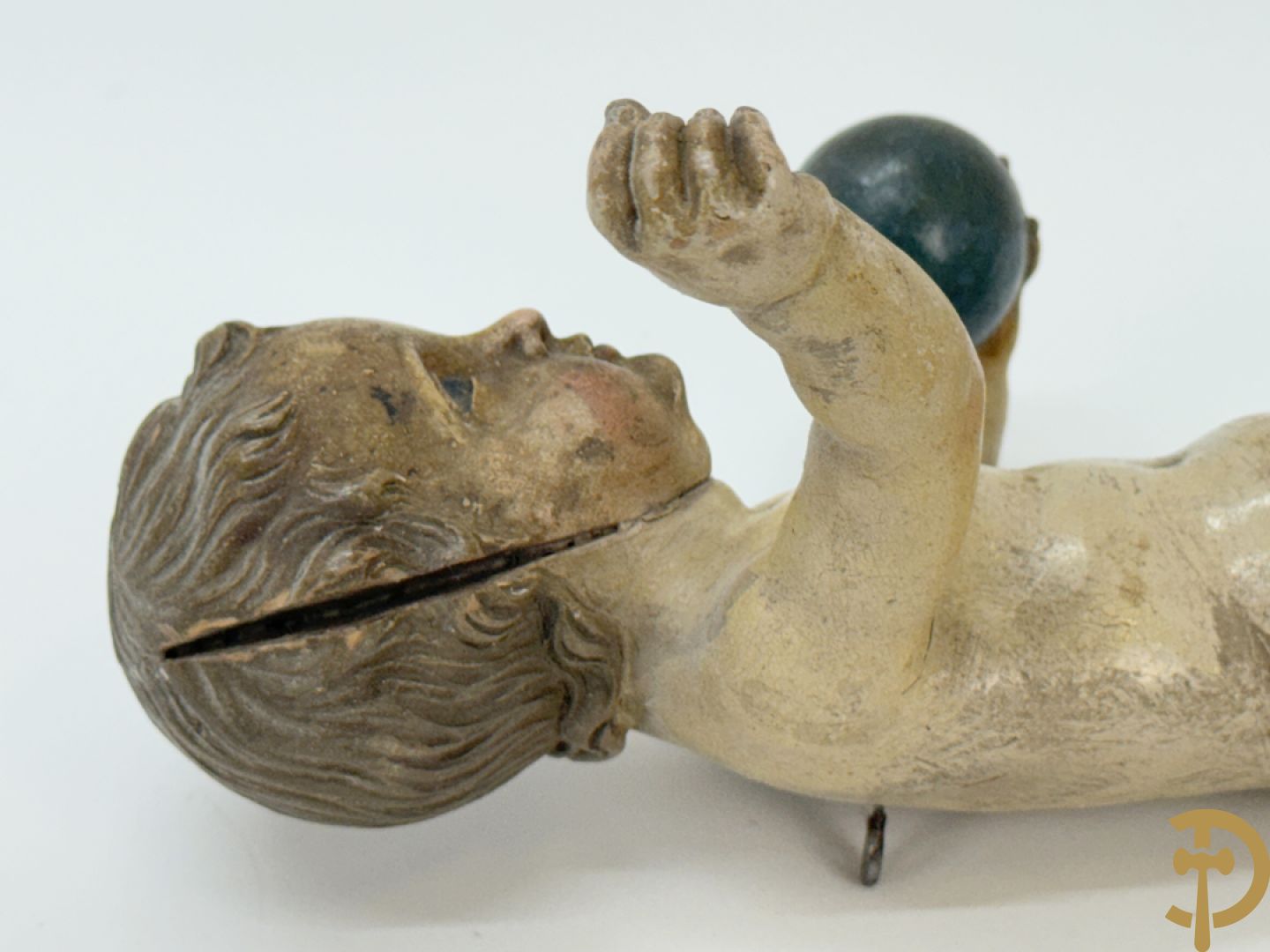 Gepolychromeerde houtsculptuur van kind Jezus met bol, 19e