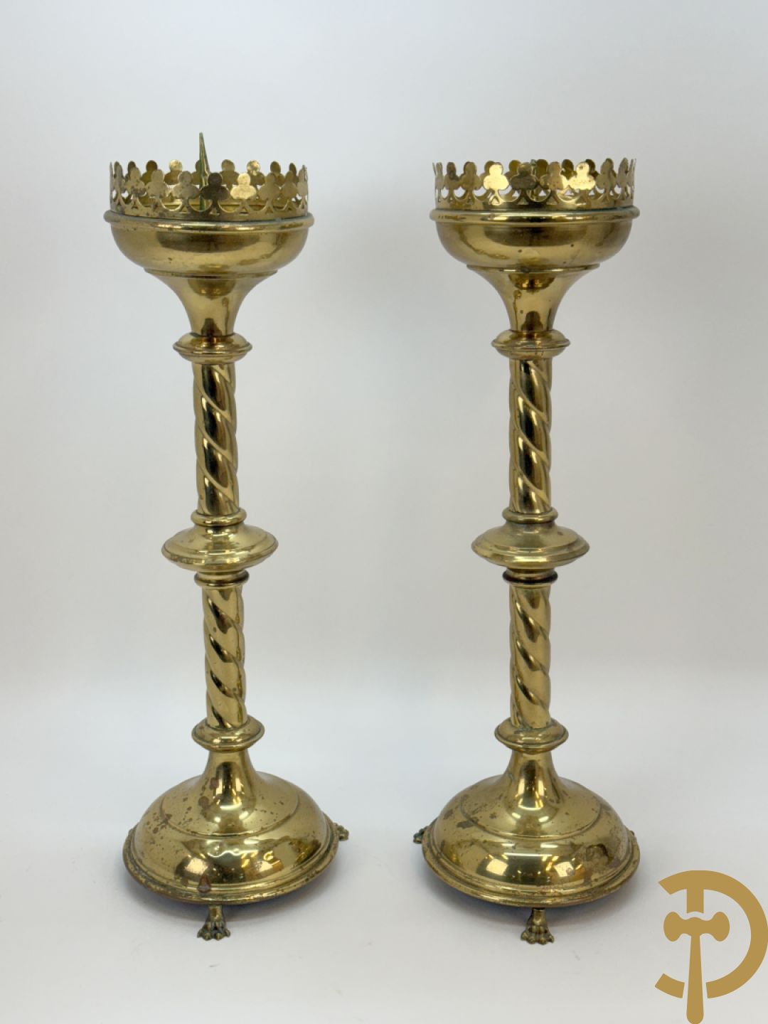 Paar koperen Neo Gotische kandelaars