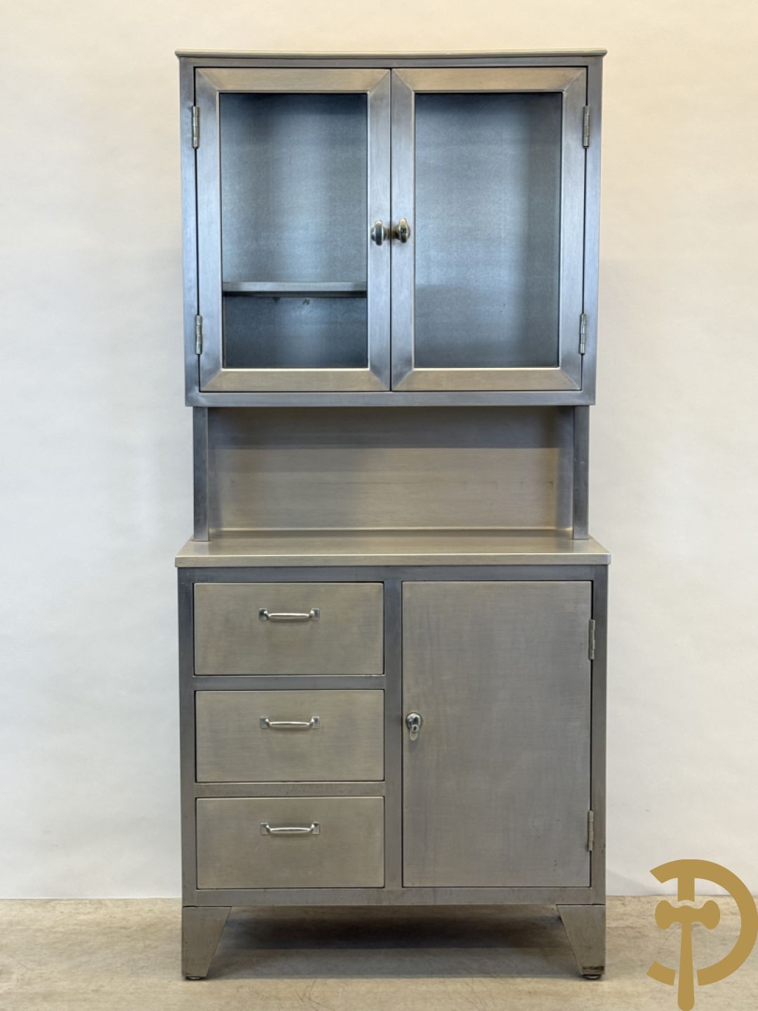 Design inox medisch kabinet, bovenaan met 2 beglaasde deuren, onderaan met deur en 3 lades, by Friedrich Schmitz, Germany