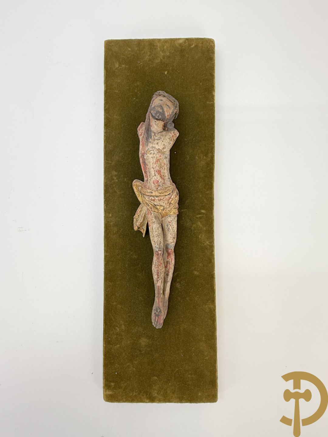 Twee houtgesculpteerde en gepolychromeerde corpussen, 18e