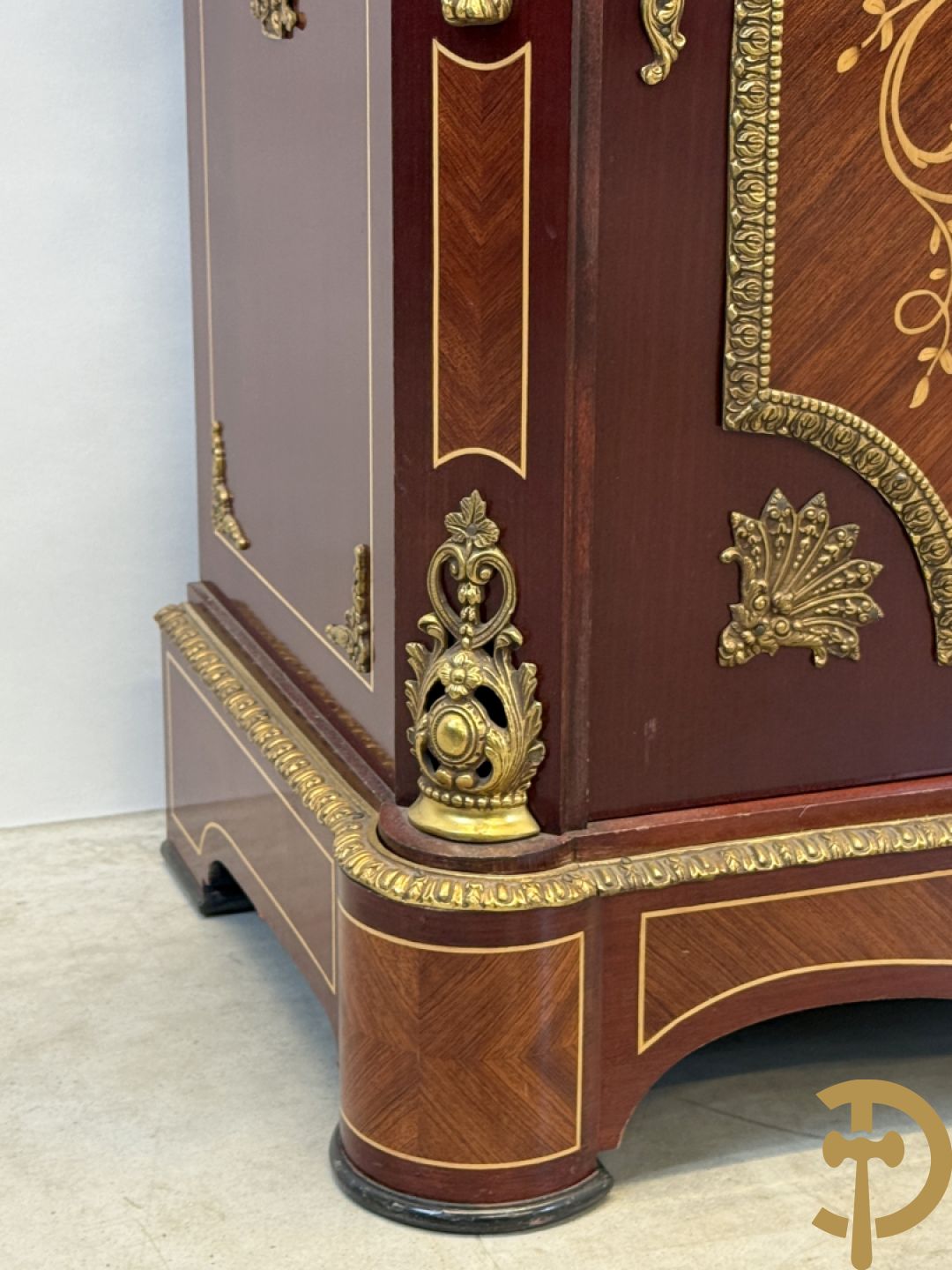 Notelaren vierdeursdressoir met 3 laden, gemarketteerde bloementaferelen en ovale bronzen plakkettes - zijdelings met damesfiguren - bovenaan met wit marmeren blad