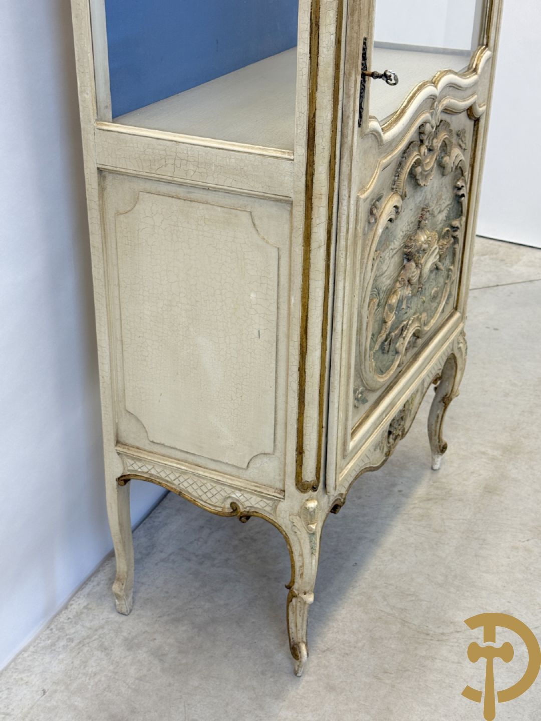 Gemonochromeerde Louis XV vitrine met basrelief van romantische scène