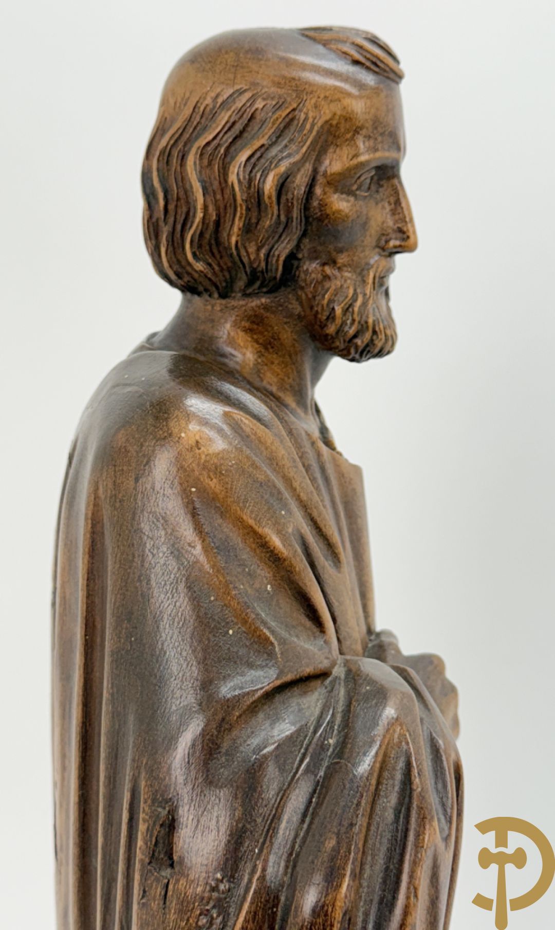 Houtsculptuur van evangelist met boek in de hand