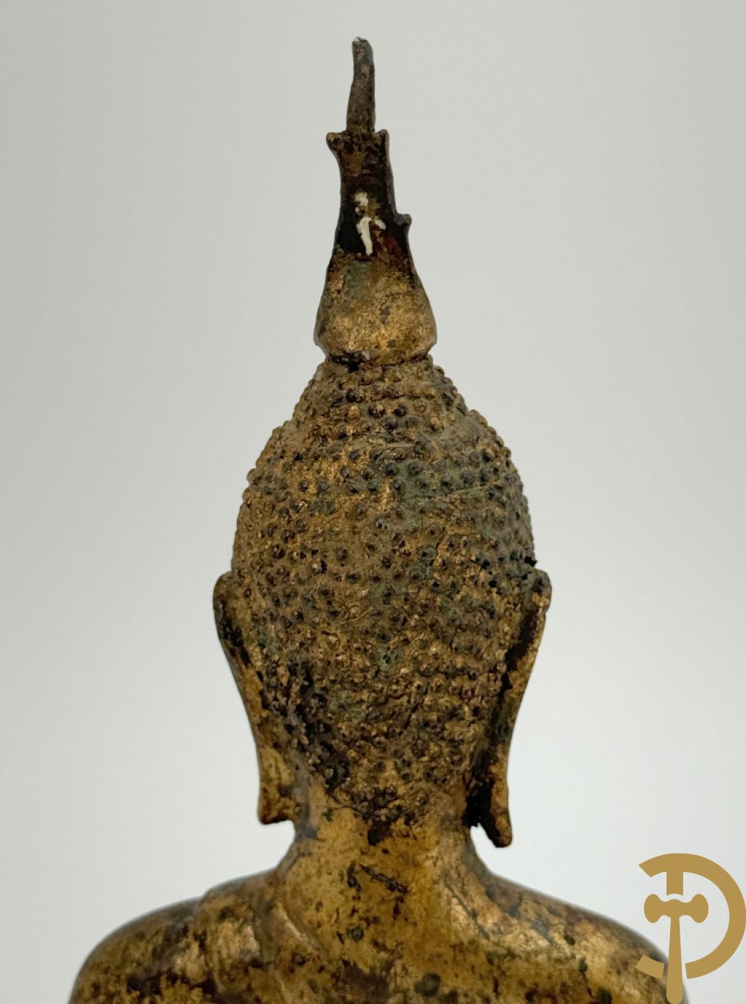 Bronzen zittende boedha in verloren was techniek + fragment van Tibetaans vergulde boedha + bronzen boedhahoofd op houten sokkel