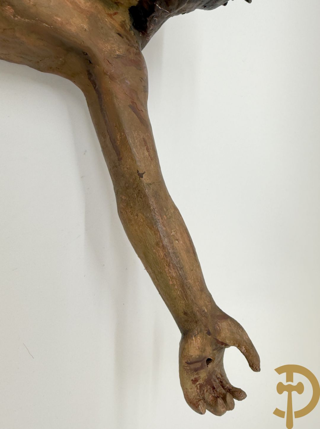 Twee houtgesculpteerde en gepolychromeerde corpussen