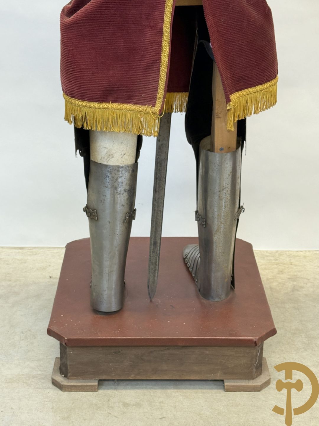 Paar ijzeren decoratieve harnassen ridderuitrusting met geciseleerde motieven op de elementen, met zwaard en ridderhelm - op statief - vermoedelijk Spaans 1930-1940