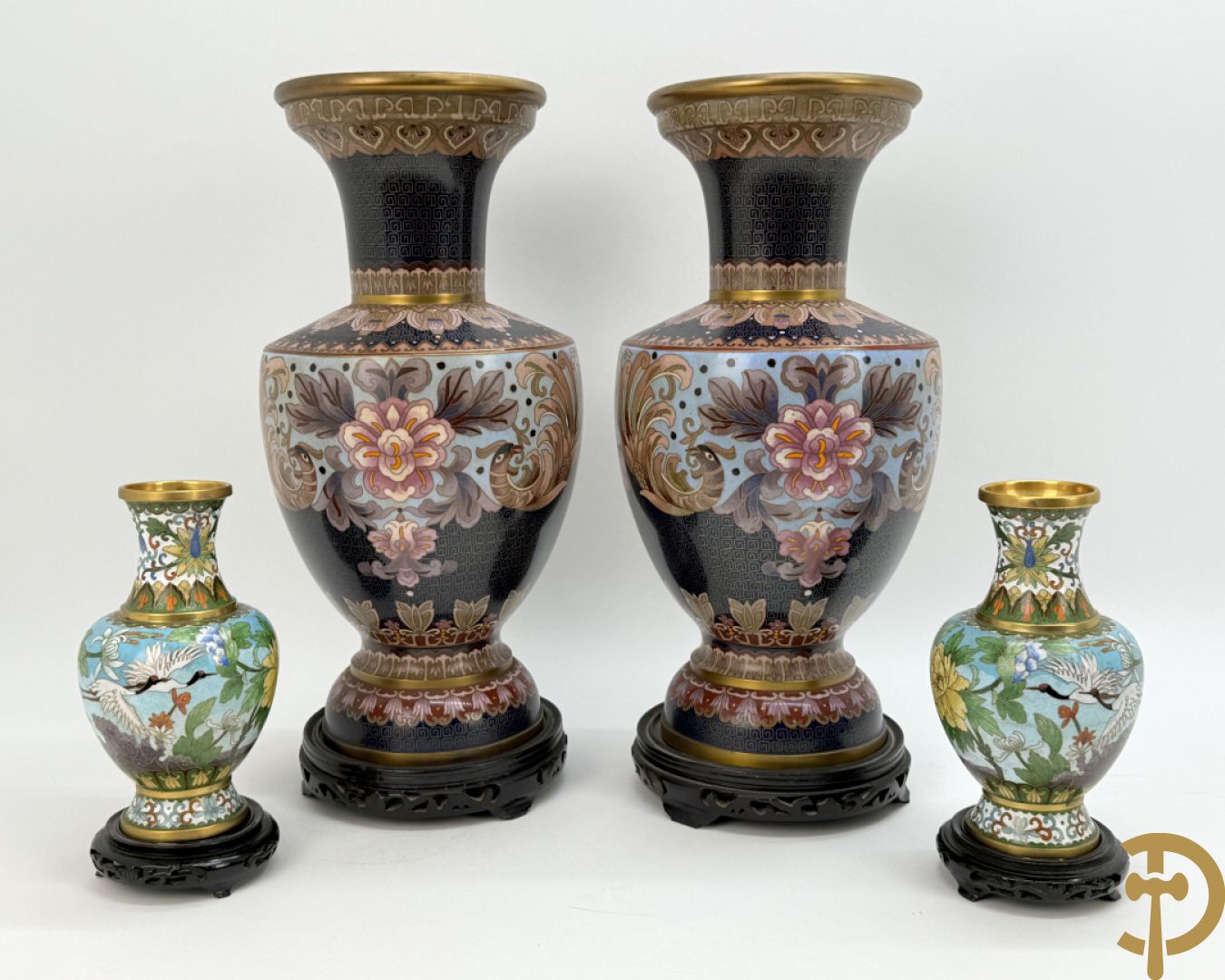 Paar ballustervormige cloisonévazen met decor van vogels en bloemen - op houten sokkel + paar kleine cloisonévazen met vogel en bloemendecor - op houten sokkel