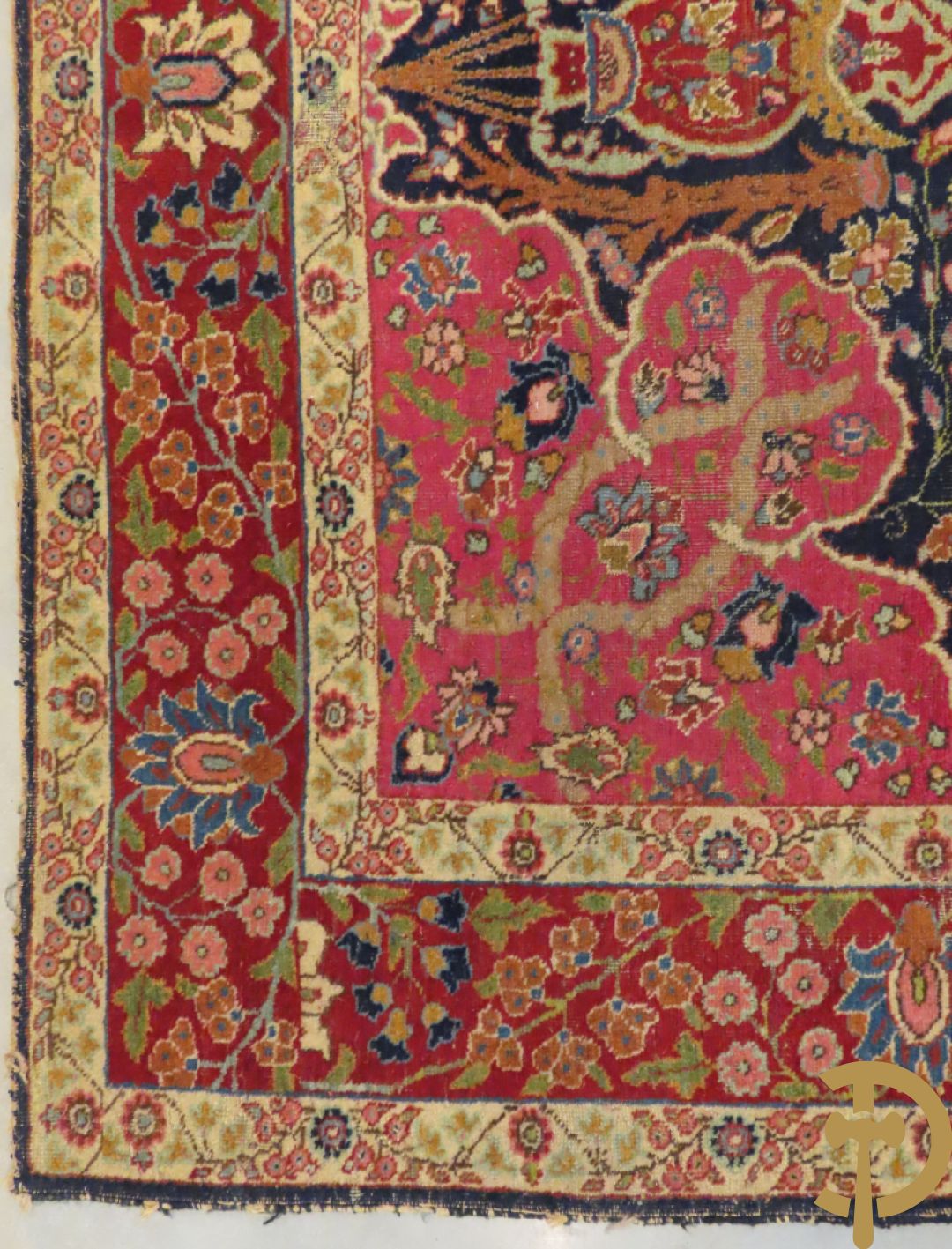 Antiek Oosters handgeknoopt tapijt Tabriz met amfoor en bloementafereel