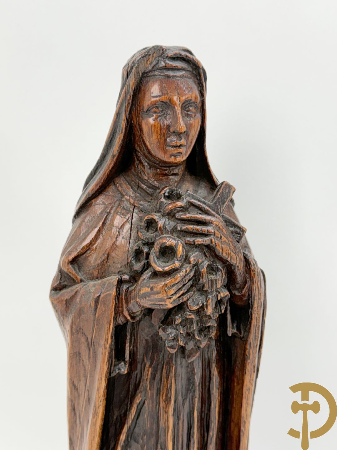 Houtsculptuur van Heilige Théresia Madonna + houtgesculpteerde pater in polyester nis