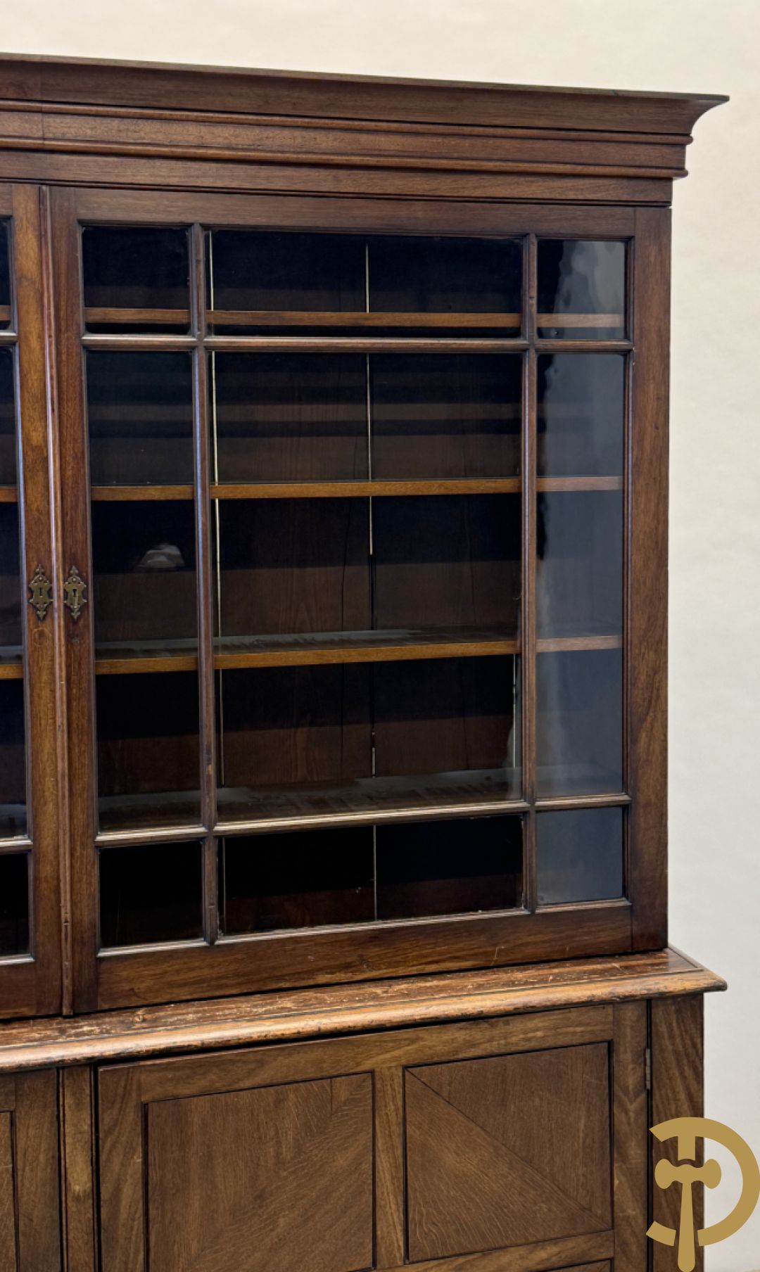 Grote kast met tweedeursvitrine bovenaan en beneden met 2 gesloten deuren - combinatie van eik, mahonie en notelaar