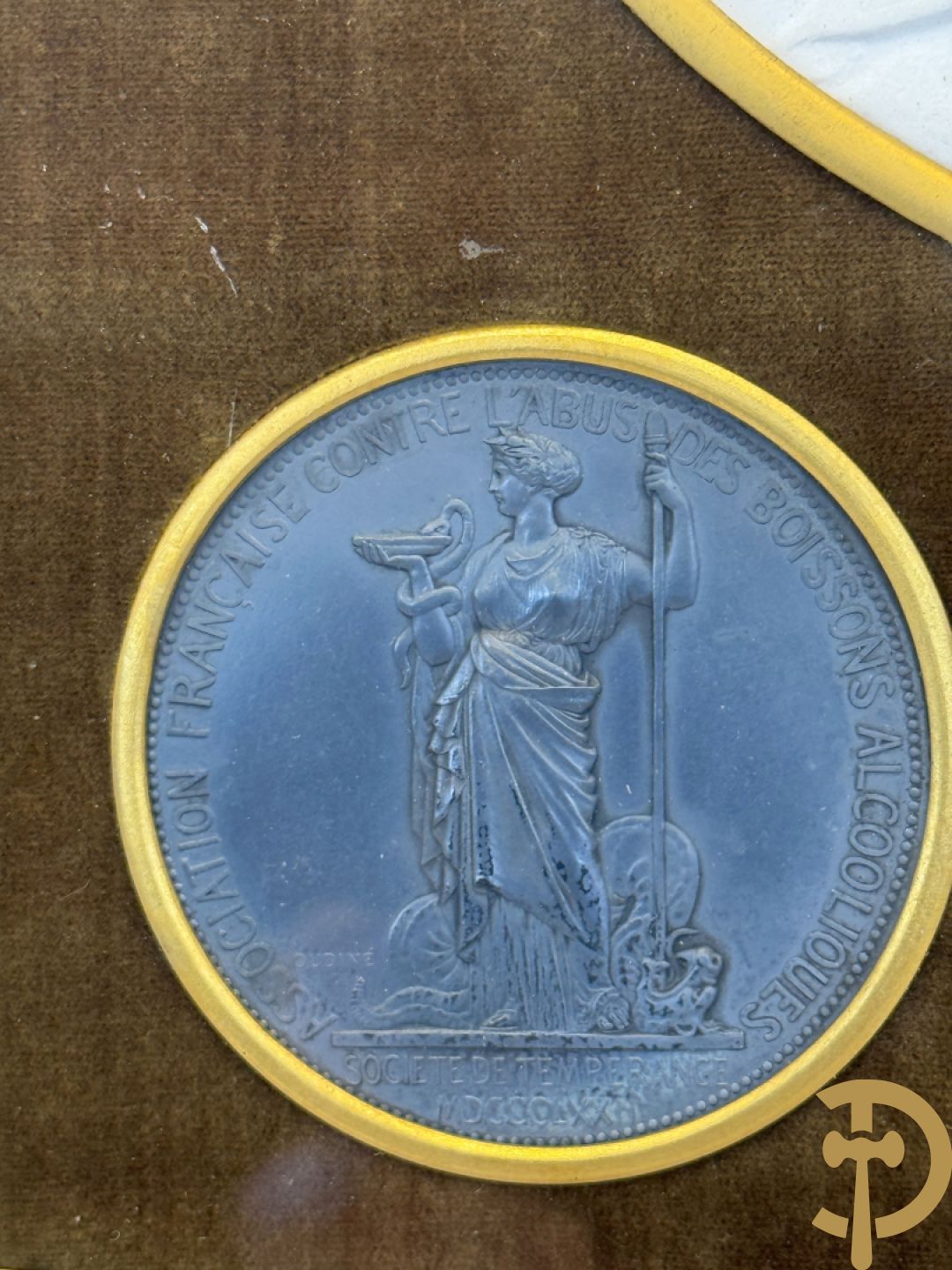 Kader met twee porseleinen plakkettes en 3 munten van Oudiné Eugène André