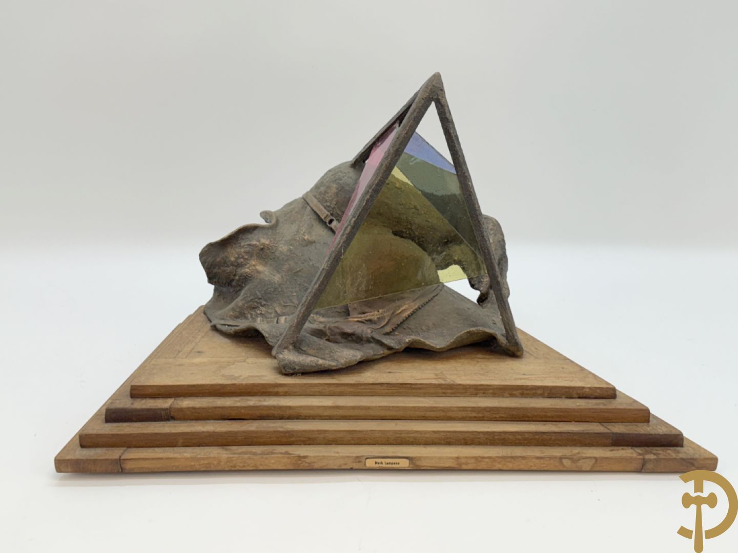 LAMPENS Mark - L.M. gemonogrammeerd Surrealistisch beeld van een damesbuste onder piramide