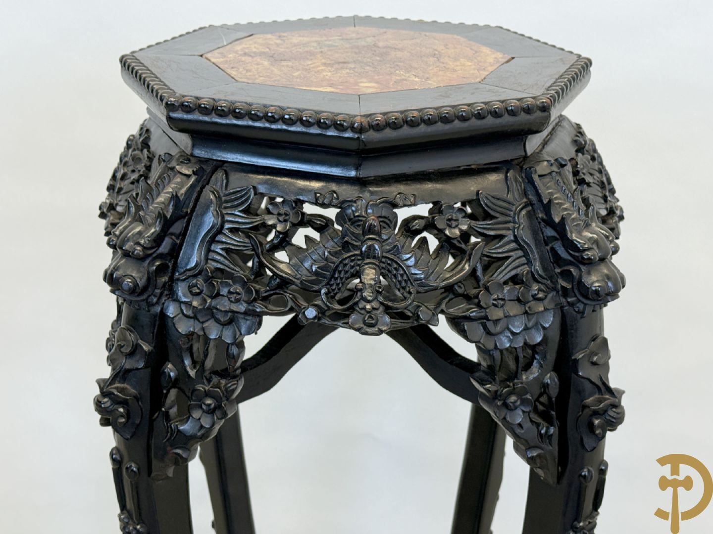 Hardhouten achthoekige rozehouten Chinese beeldenstaander met gesneden bloemenmotieven