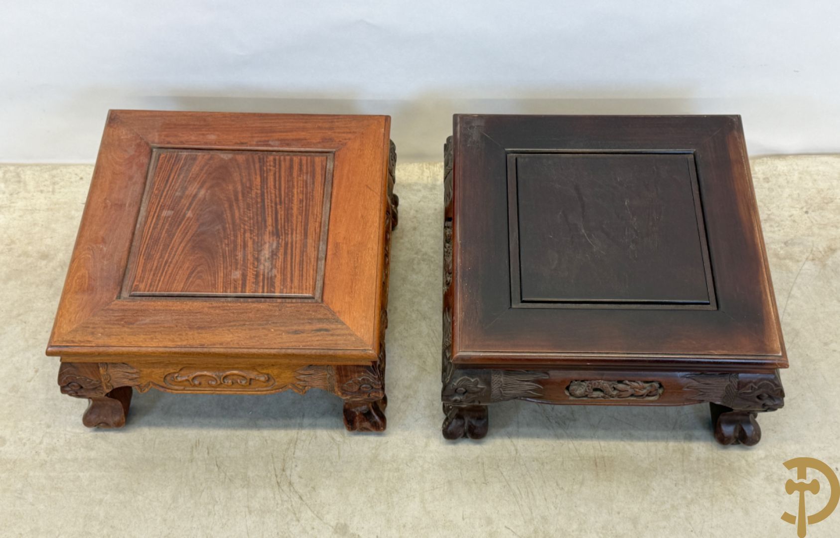Twee Aziatische gesculpteerde vierkante sokkels