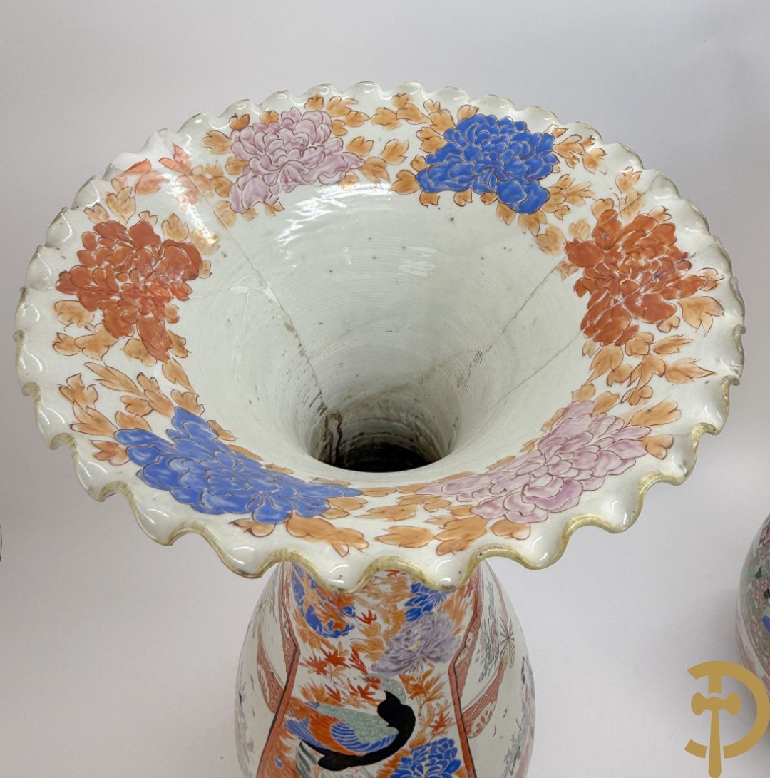 Paar Japanse porseleinen waaiervazen met bloemen en geanimeerd decor