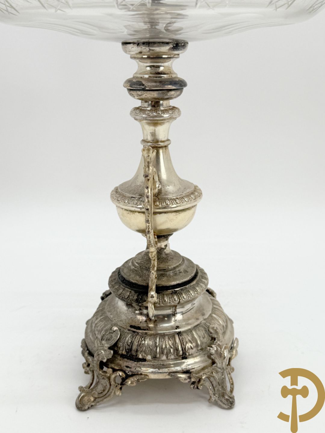 Verzilverde pique fleur met coupe en Neo Renaissance motieven