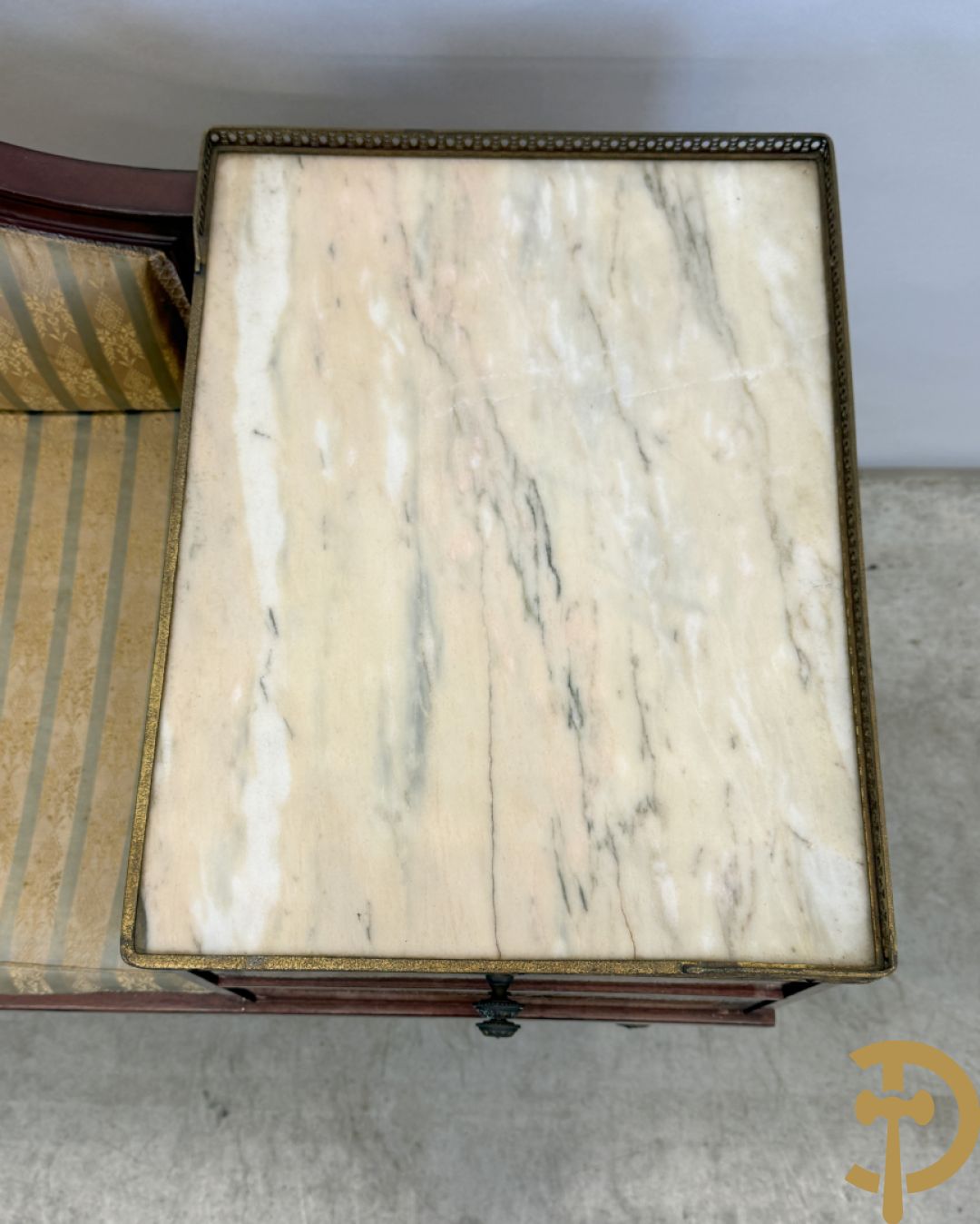 Banquette met ingebouwd bijzettafeltje bezet met porseleinen plakkettes op gecanneleerde poten