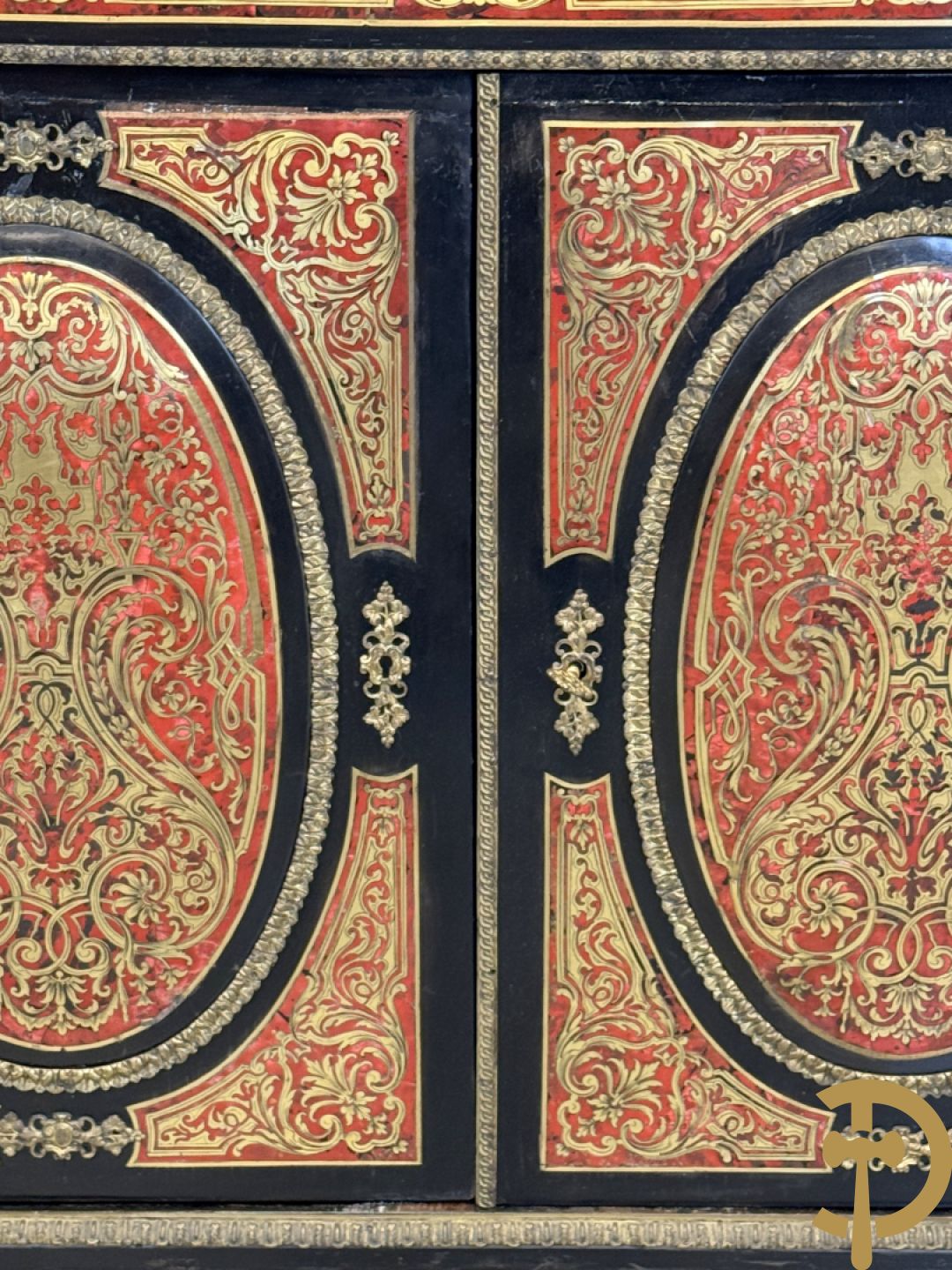 Napoleon III tweedeursdresse bezet met bronzen ornamenten van dameshoofden - paar ovale medaillons in de deuren, alles bezet met Boulle techniek - bovenaan met marmeren blad