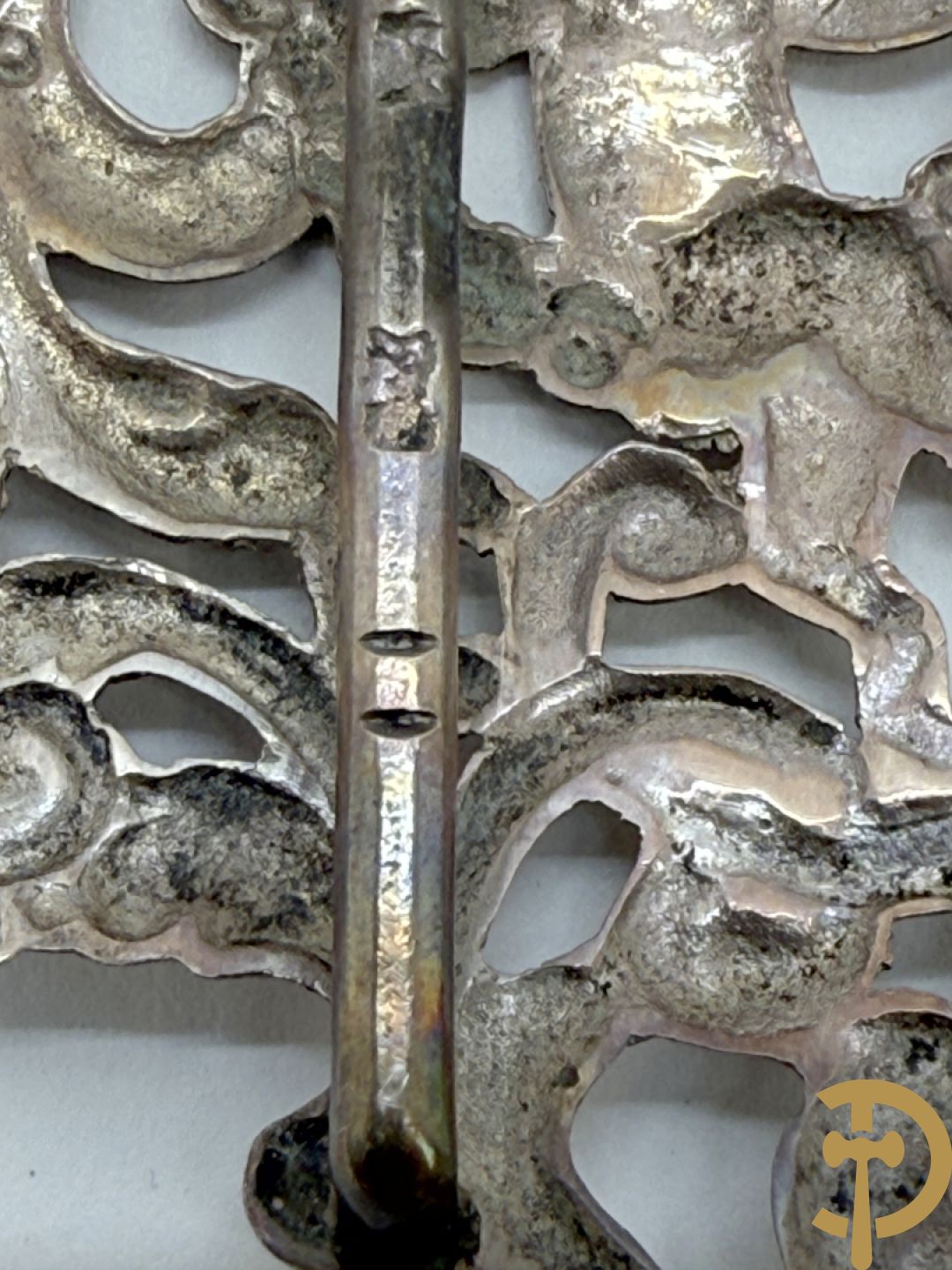 Lot massief zilver w.o. 2 geajoureerd riemboekels waarvan 1 met email bewerkt, geajoureerde centuurhouder met cupido