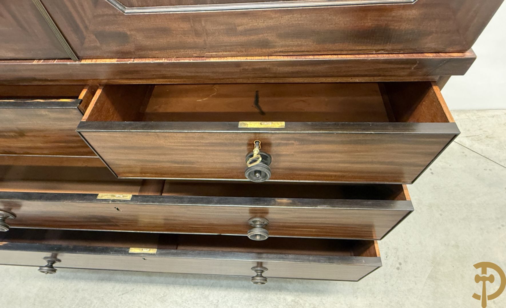 Engelse mahoniehouten linnenpress met 2 deuren bovenaan,  5 uitschuifbare lades in interieur - onderaan met 4 lades