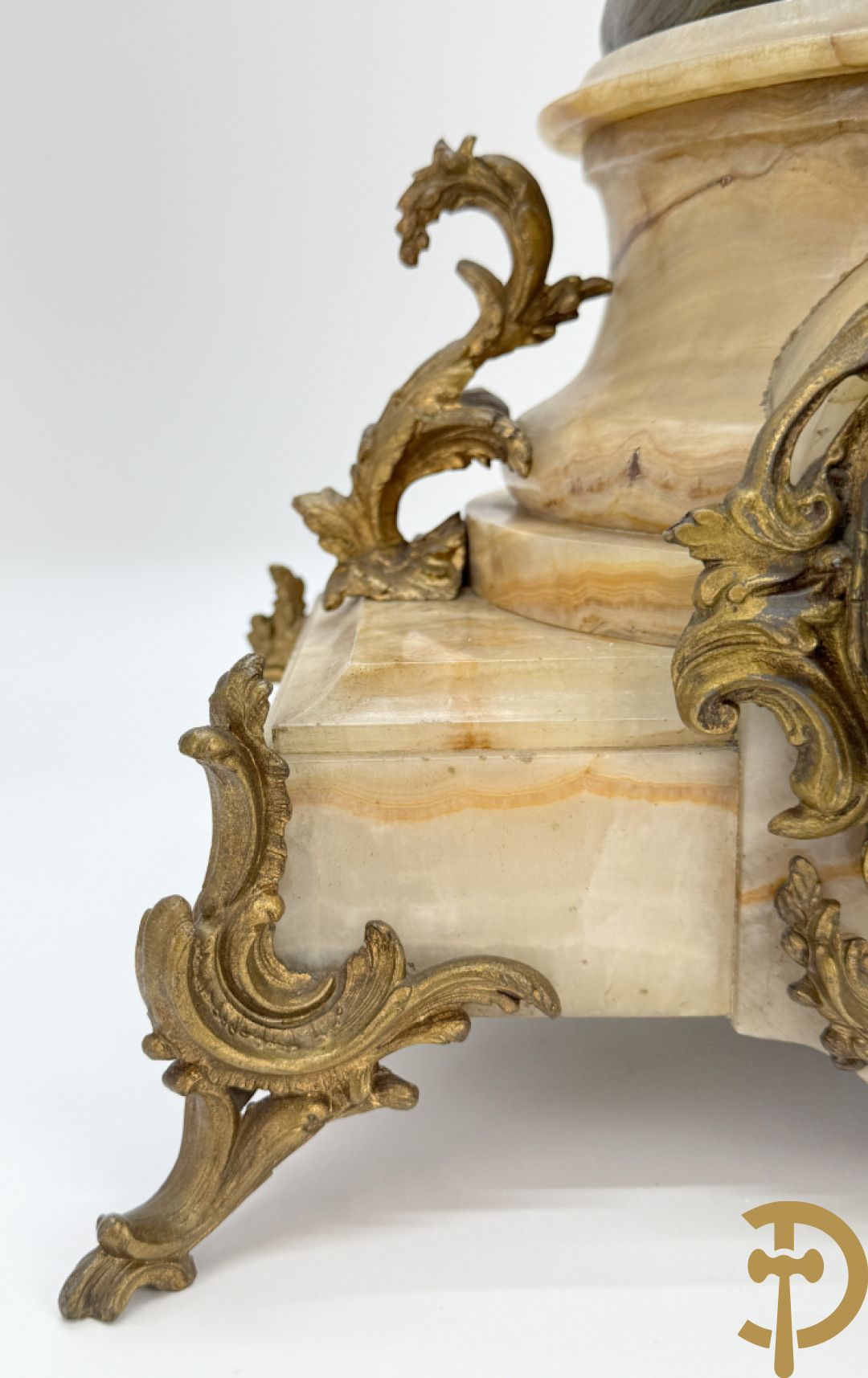 Driedelige zamak garnituur bestaande uit pendule met cupido en dame geflankeerd door paar vijfarmige kandelaars, Bruchon getekend