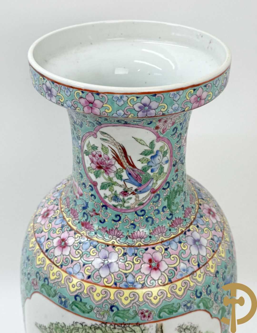 Paar Chinese vazen met geishadecor, rondom bezet met bloemen