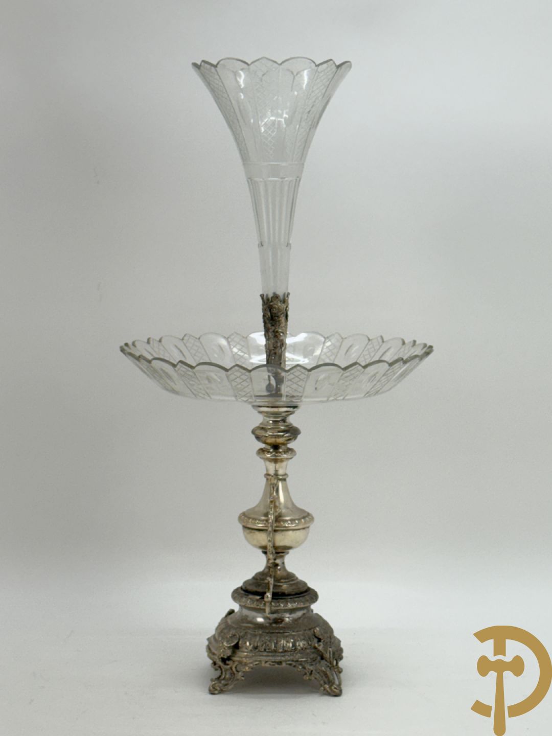 Verzilverde pique fleur met coupe en Neo Renaissance motieven