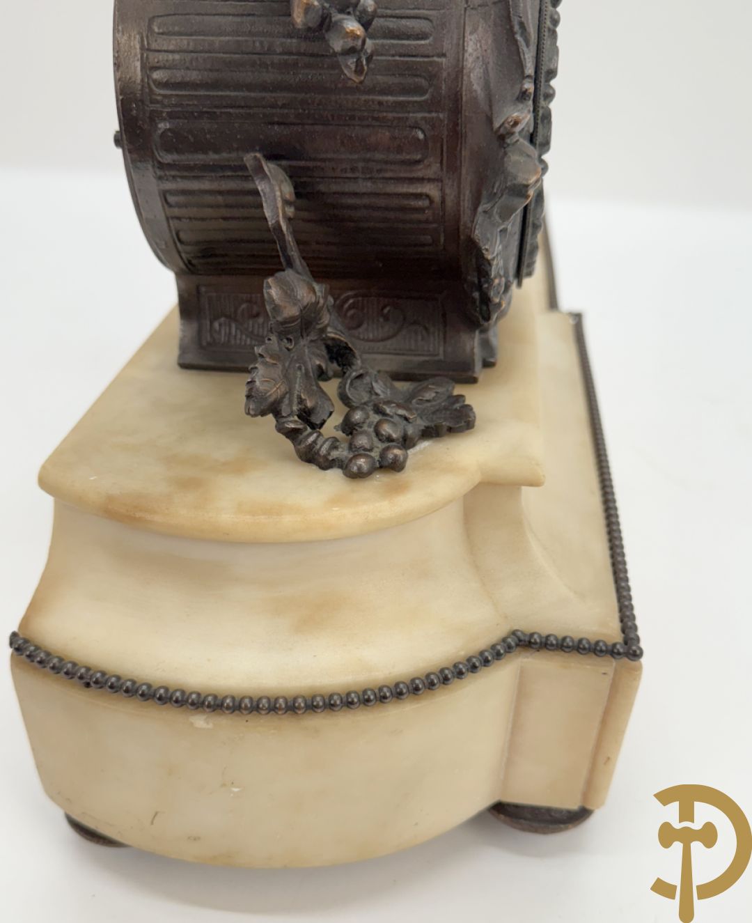 Kunstbronzen pendule liggende dame met beker op marmeren sokkel