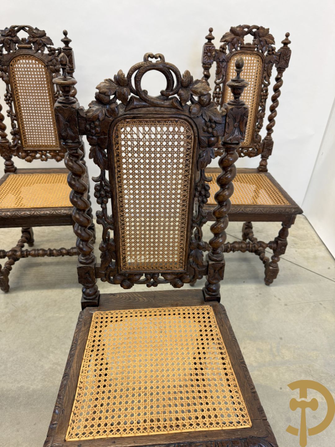 Eiken ovale jachttafel met 4 verschillende dieren + zes stoelen met canage op getorste poten (verschillende modellen)