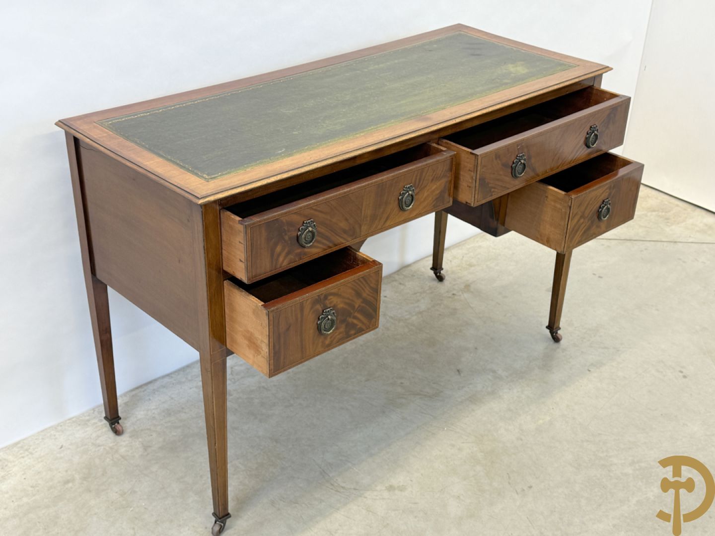 Engelse mahoniehouten opschiktafel met 4 lades op hoge pootjes