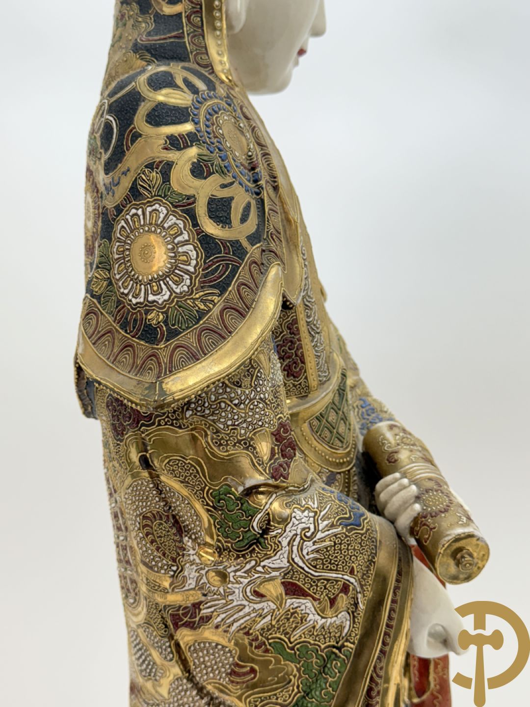 Grote staande Kwan Yin in Japans Satsumat porselein