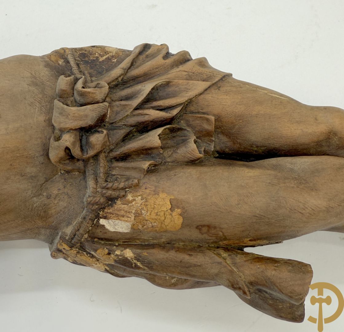 Twee houtgesculpteerde en gepolychromeerde corpussen