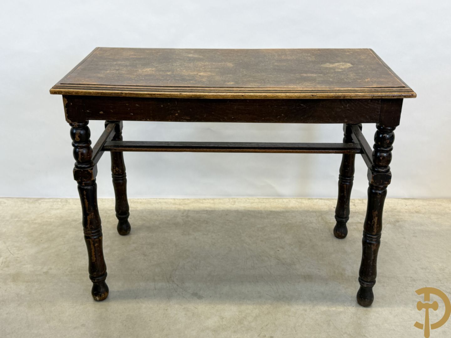 Drie antieke cafétafeltjes waarvan 2 met zijdelingse openklapbare flap