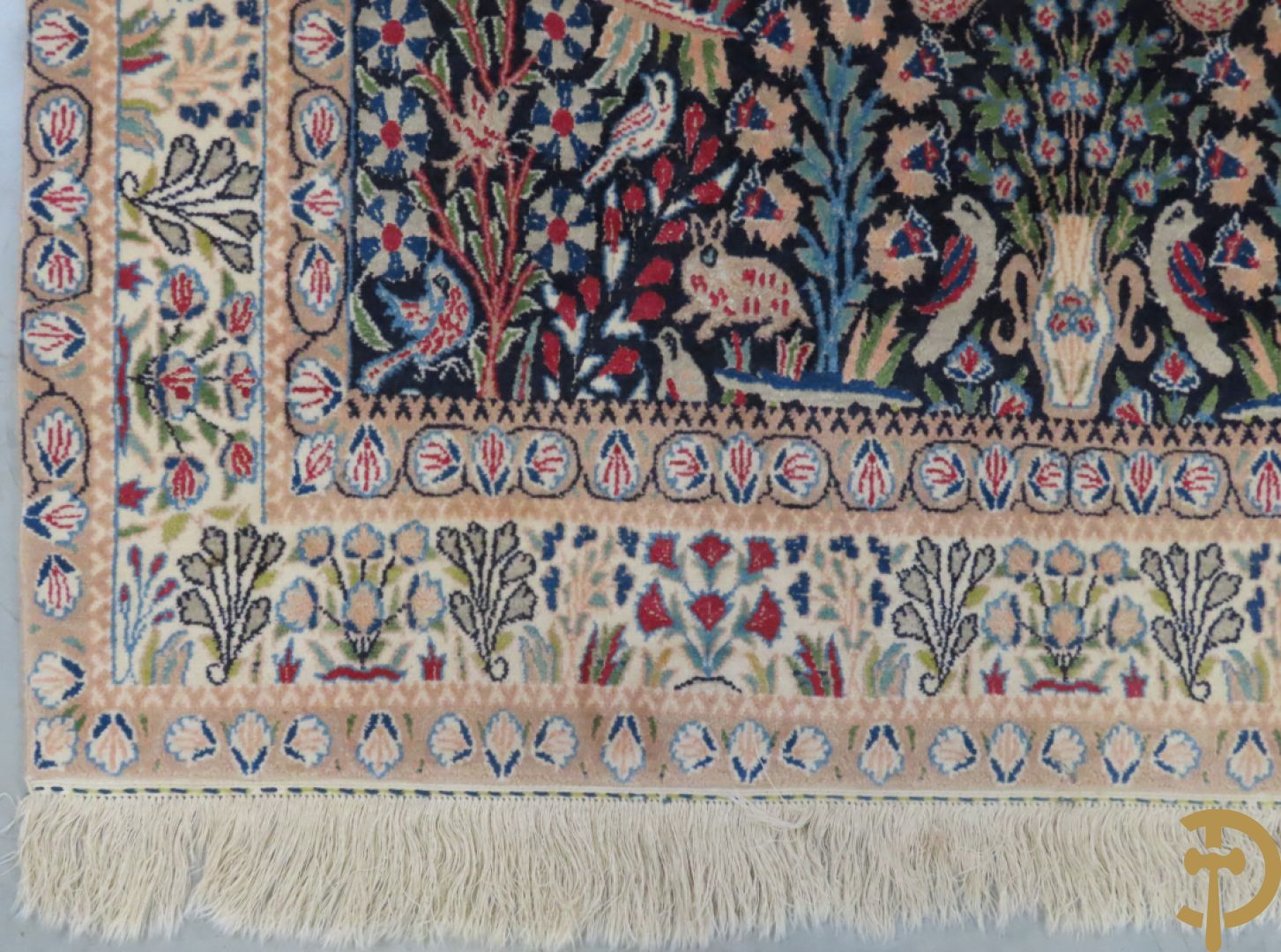 Oosters handgeknoopt tapijt Heriké met decor van amforen , bloemen en vogels