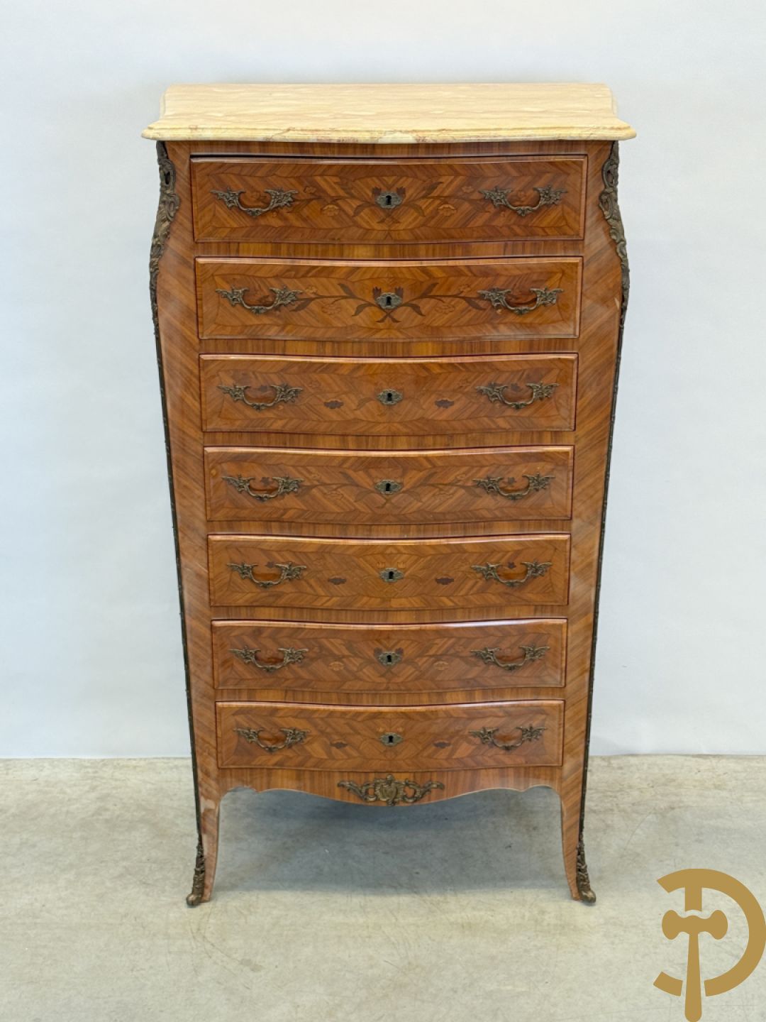 Notelaren zevenladenkast met bloemenmarquetterie en bronzen ornamenten, bovenaan met marmeren blad