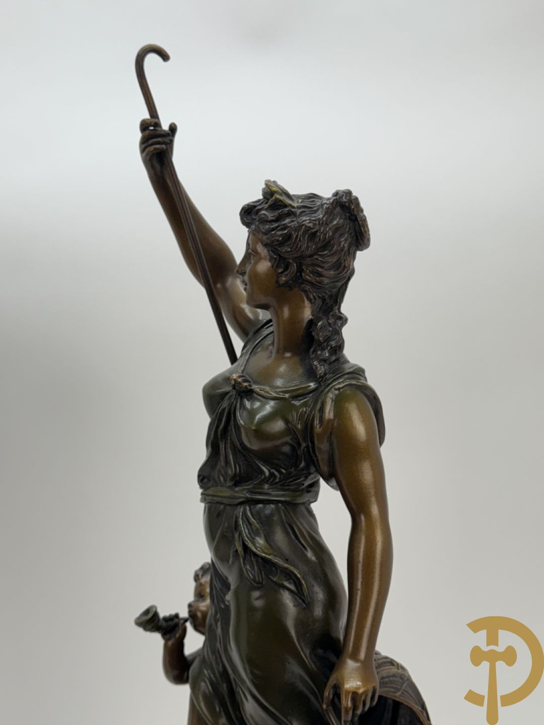 Driedelige zamak garnituur bestaande uit pendule met cupido en dame geflankeerd door paar vijfarmige kandelaars, Bruchon getekend