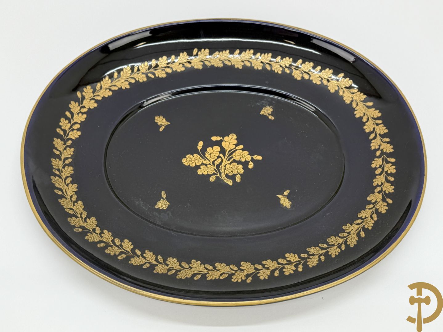 ROULI E. getekend, donkerblauwe Sèvres stijl coupe met deksel op onderschaal en bezet met bronzen ornamenten, gemerkt ACF onderaan