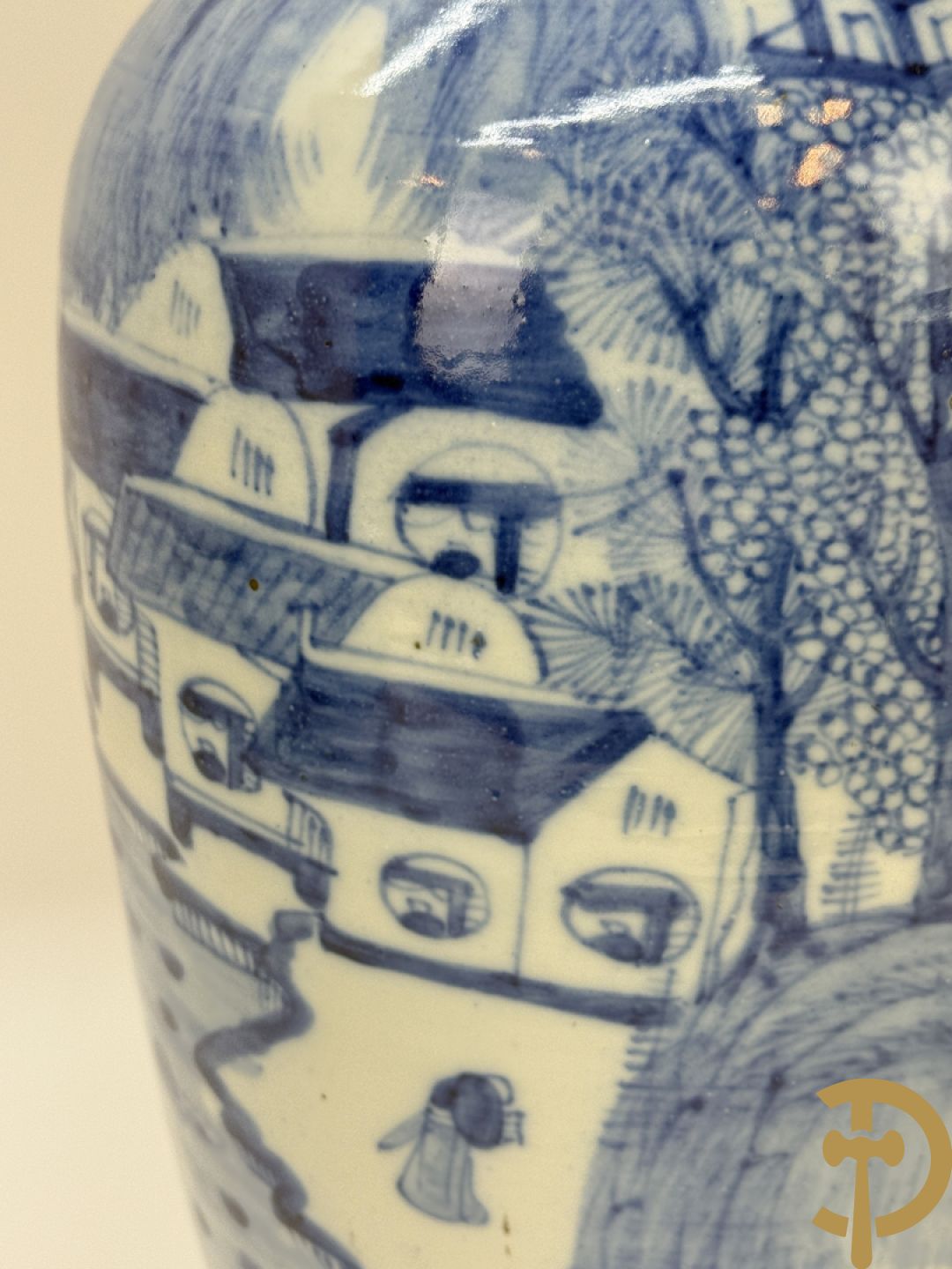 Paar Chinese blauw/wit vazen met geanimeerd huizendecor