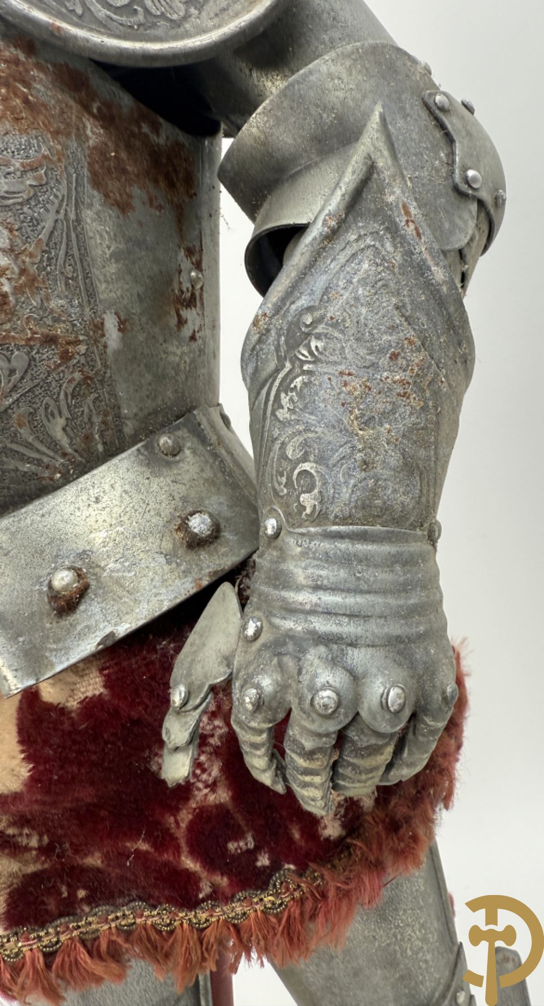 Miniatuur harnas met terra cotta hoofdje in helm op houten voet