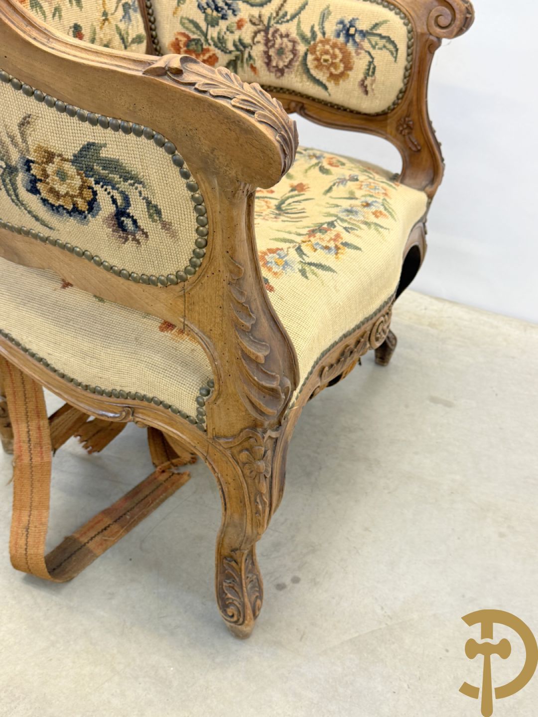 Paar armzetels bezet met petit points + 2 bijhorende stoelen