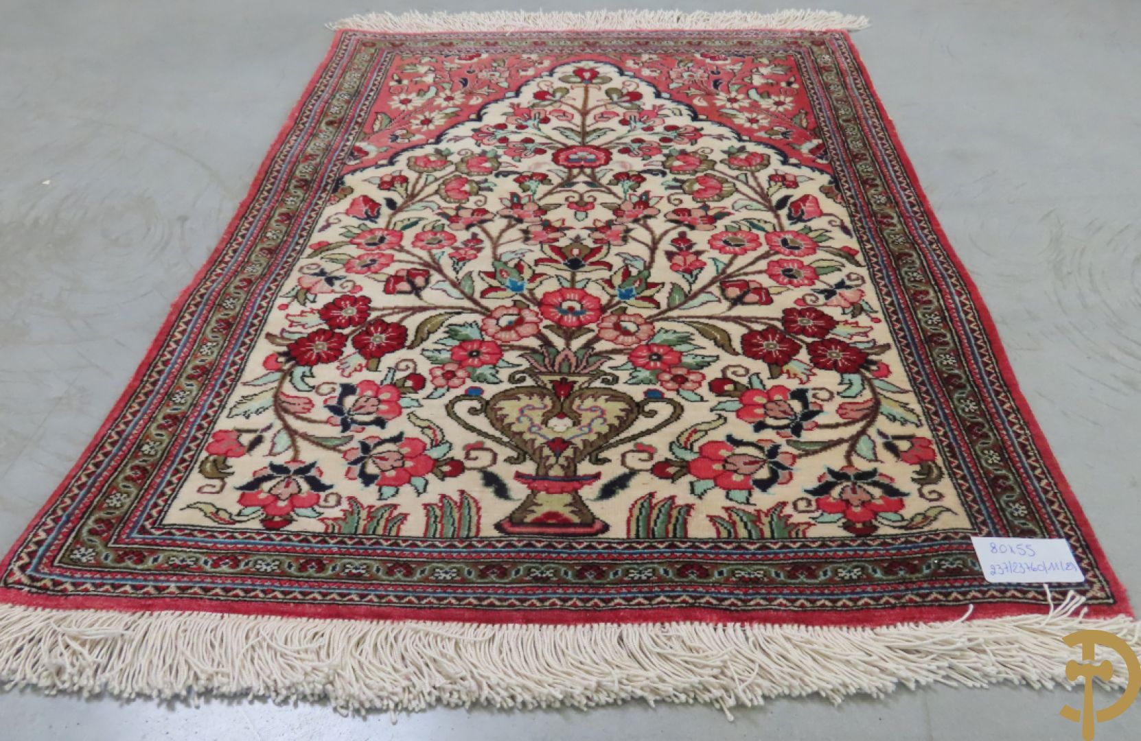 Oosters handgeknoopt tapijt zijde op katoen met bloemenpatronen, vogelmotieven en decor van amfoorvazen + Oosters handgeknoopt tapijt met decor van bloemen en amfoorvaas