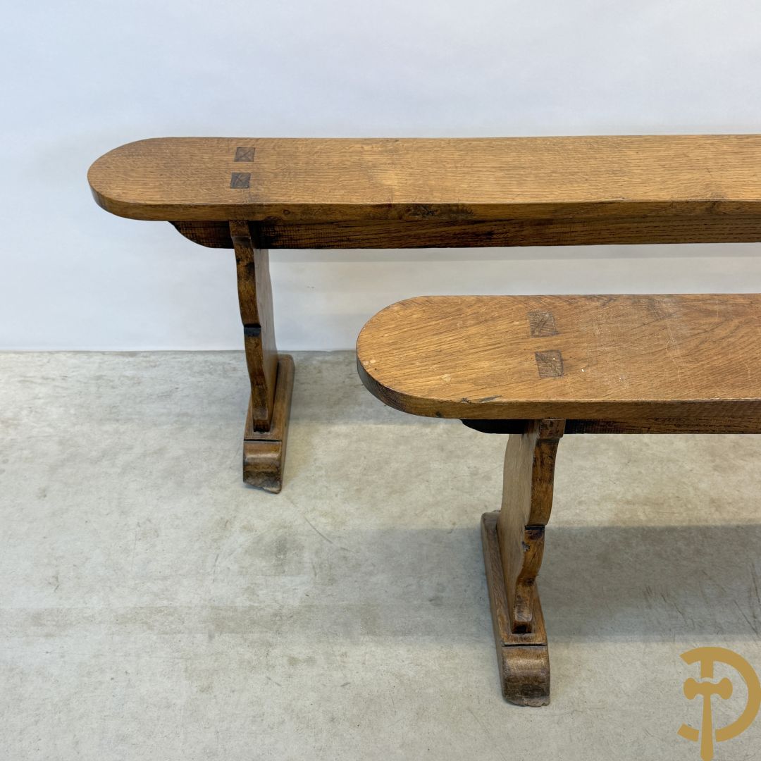 Paar massief eiken kloosterbanken met afgeronde zijkanten