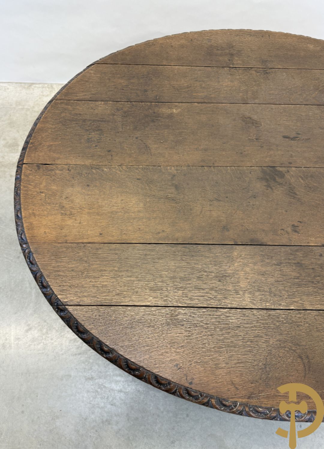 Eiken ovale jachttafel met 4 verschillende dieren + zes stoelen met canage op getorste poten (verschillende modellen)