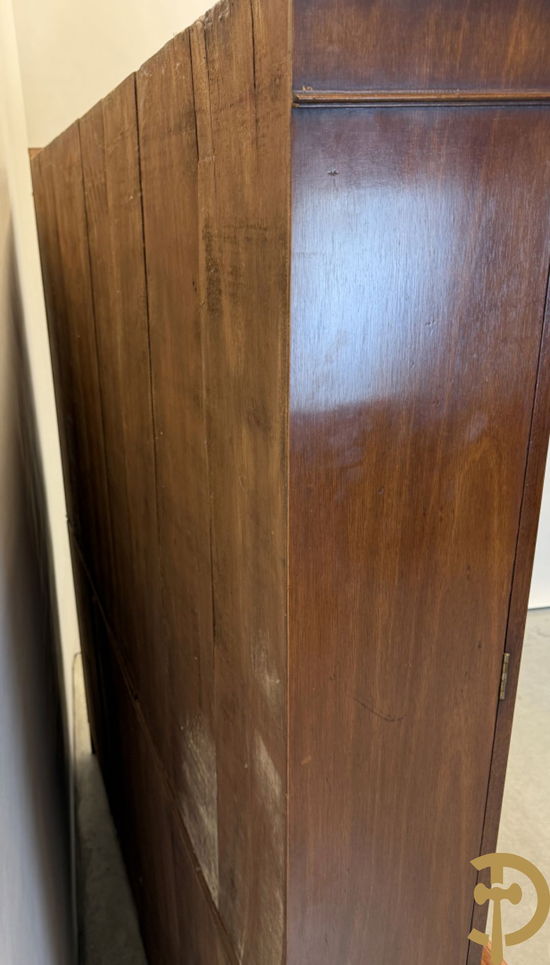 Notelaren Engelse stijl breakfront met ingebouwde secretaire, bovenaan met vitrine en decor van amfoorvazen op de deuren